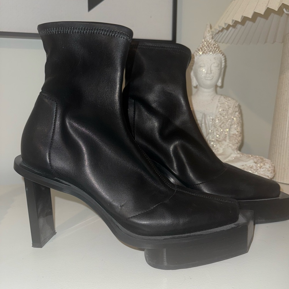 1017 ALYX 9SM Black Ankle Boots Sleek Design